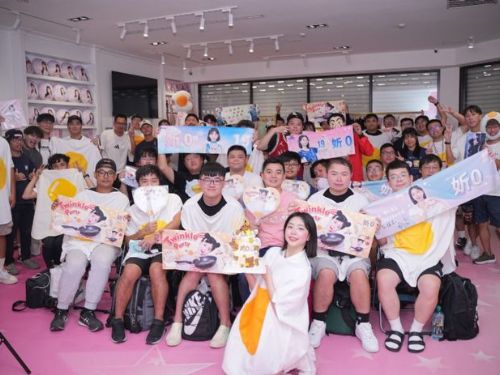 Wing Stars妡0生日會吸百位粉絲共襄盛舉，荷包蛋造型萌翻全場